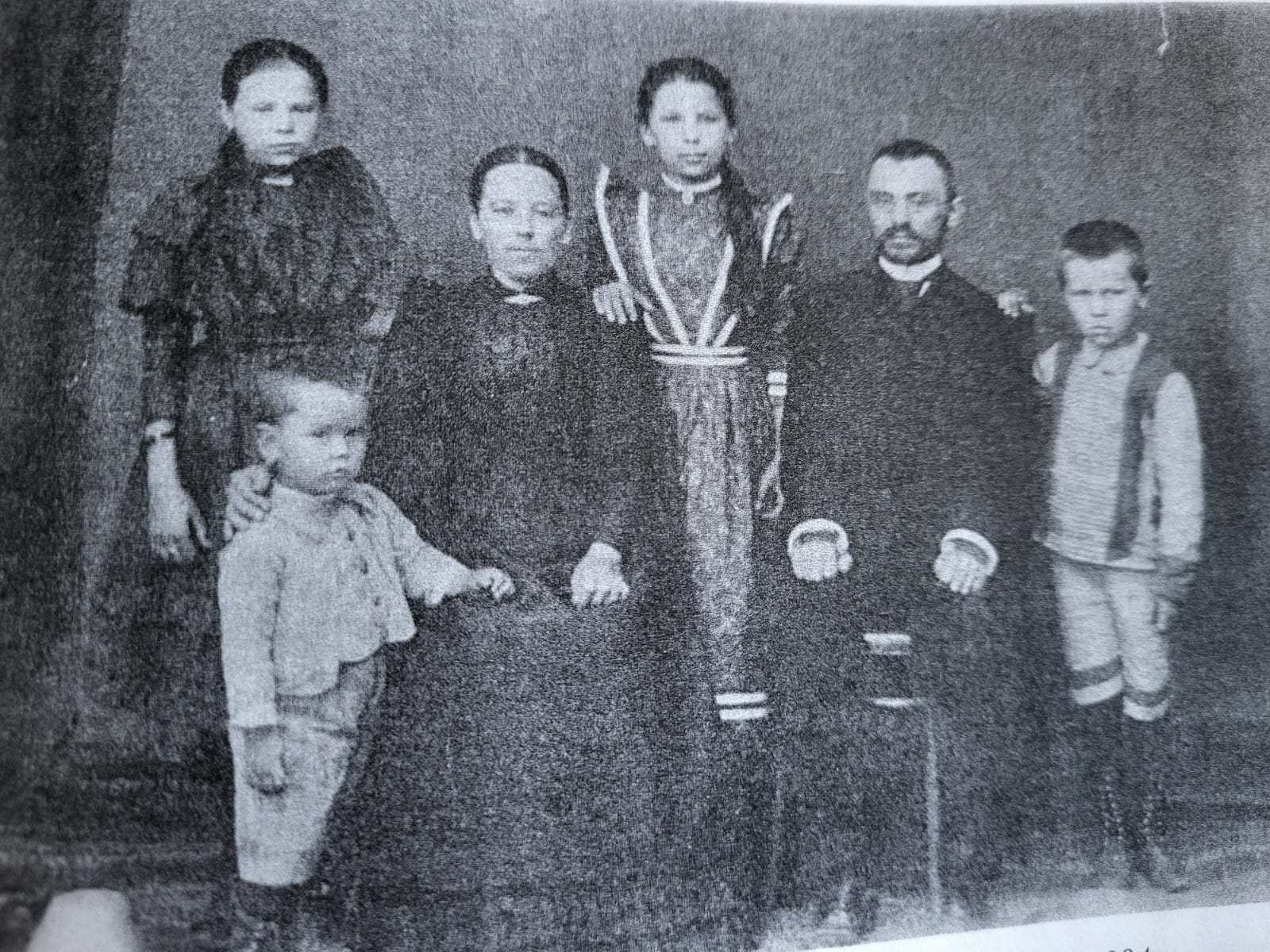 Rodinná fotografia r. 1894
