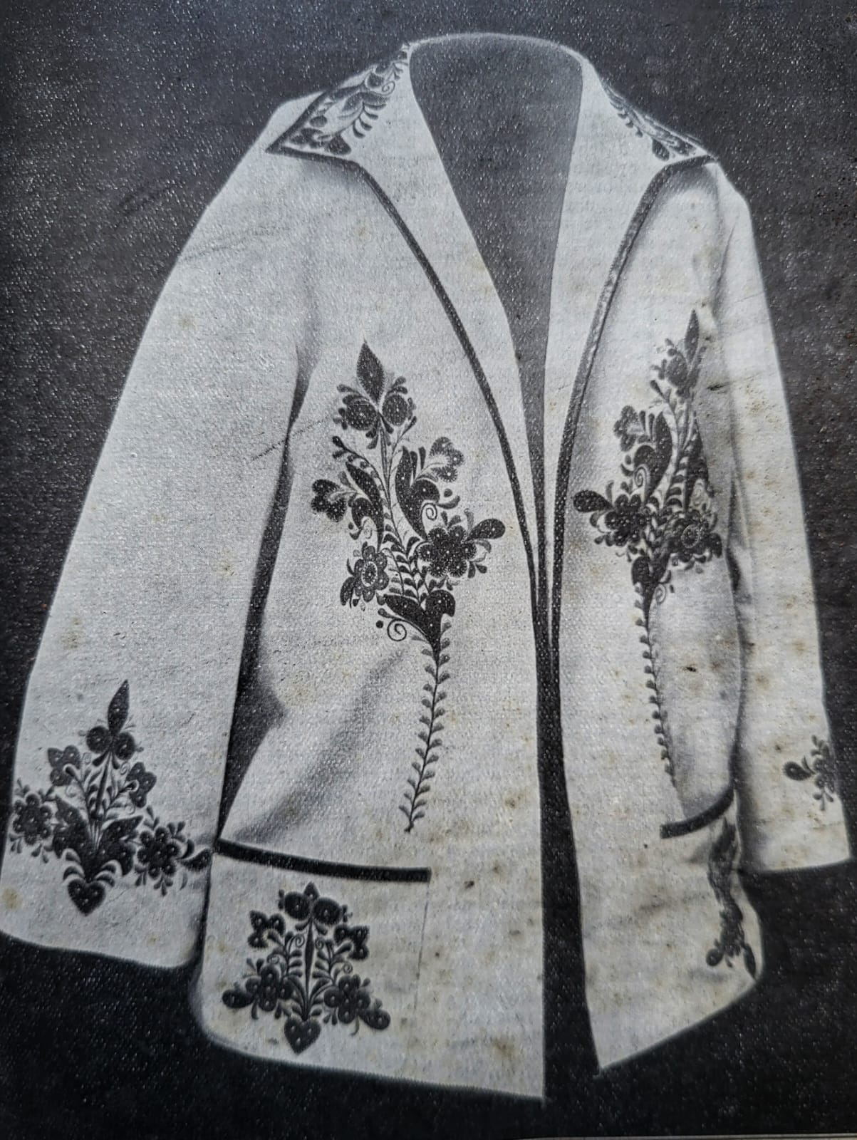 Jarný kabát vyšívaný kožou z produkcie Lipy, Živena 1928